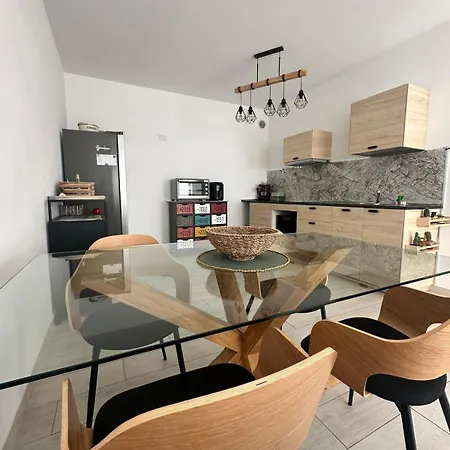 Amati 彼得拉桑塔